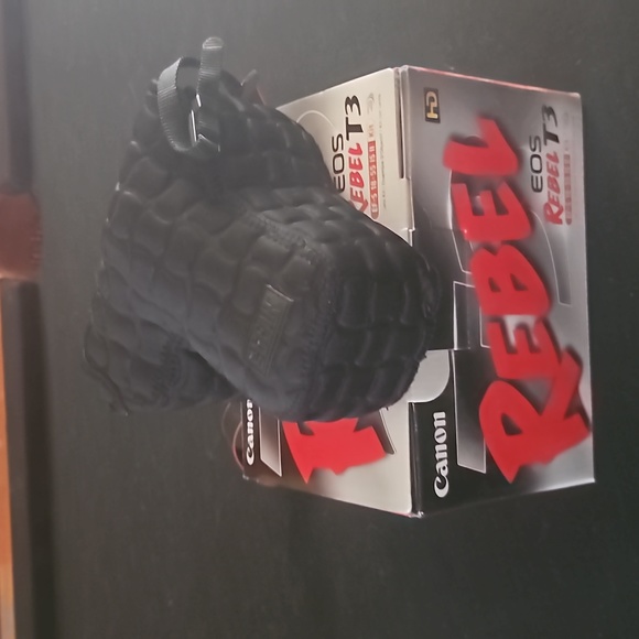 Canon EOS Rebel T3 DSLR - Picture 9 of 11